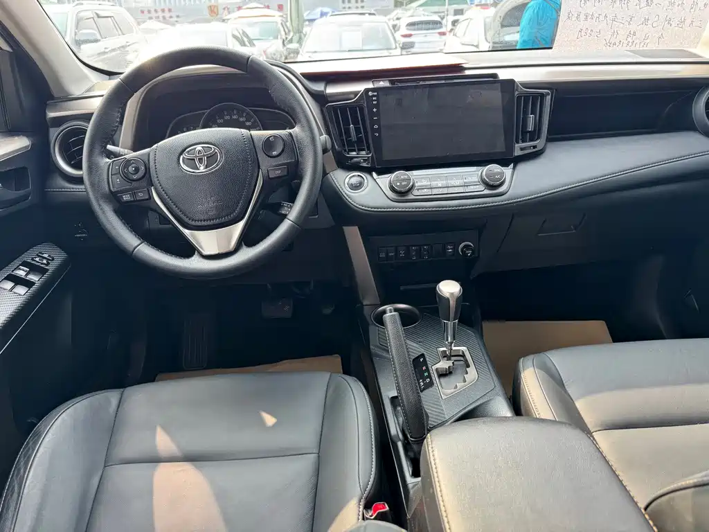 Toyota RAV4 — миниатюра 9