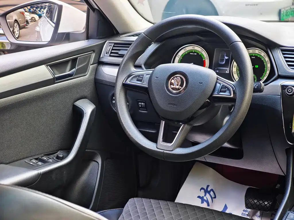 Skoda Superb — миниатюра 8