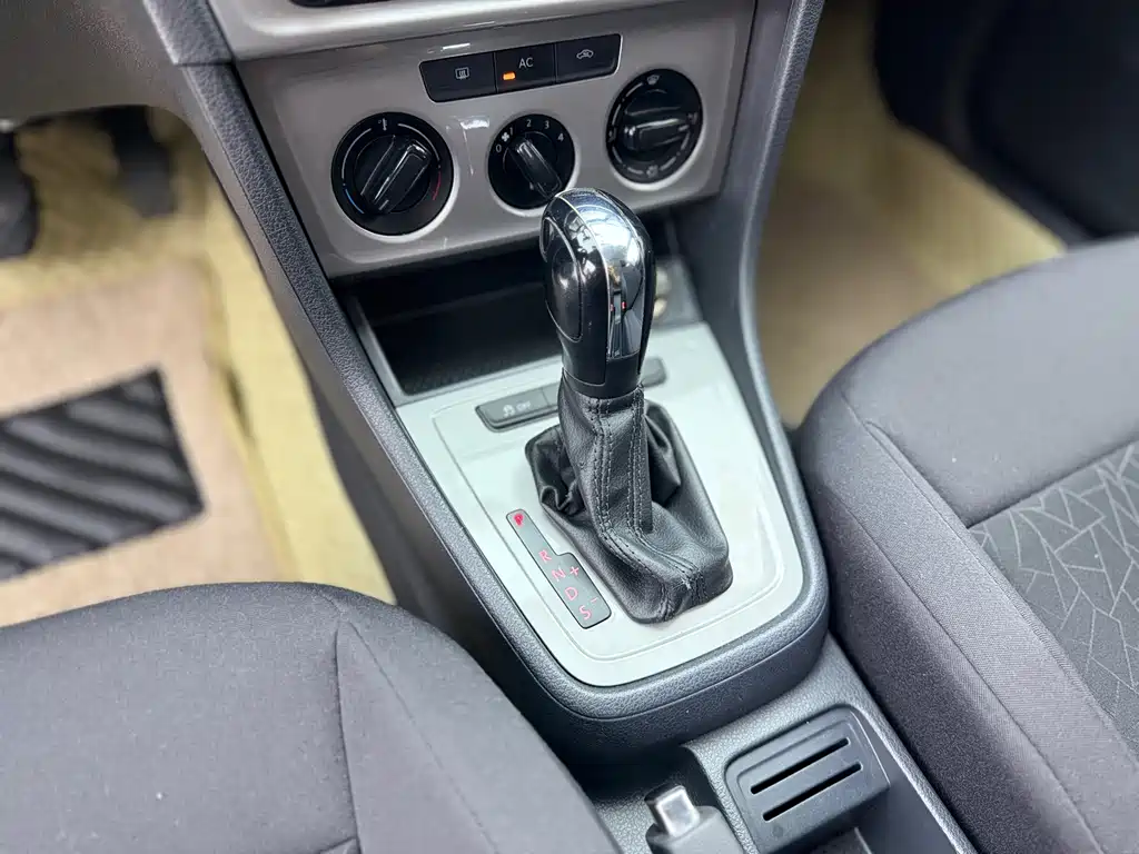 Volkswagen Lavida 2013 1.6L AT