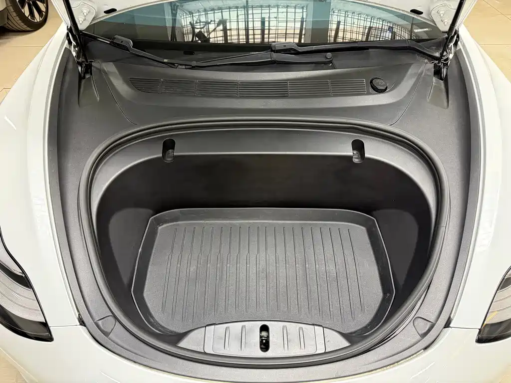 Tesla Model 3 — миниатюра 9