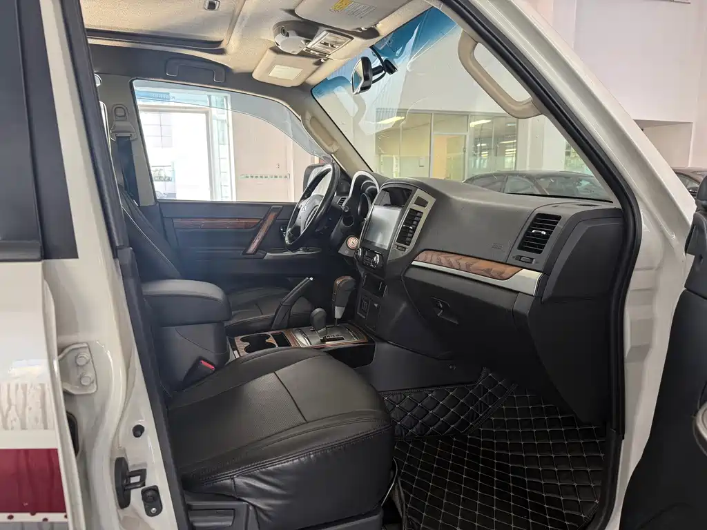 Mitsubishi Pajero (Import) — миниатюра 10