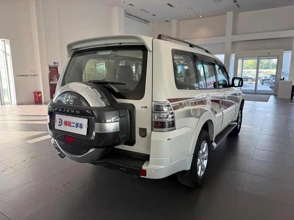Mitsubishi Pajero (Import) — миниатюра 7