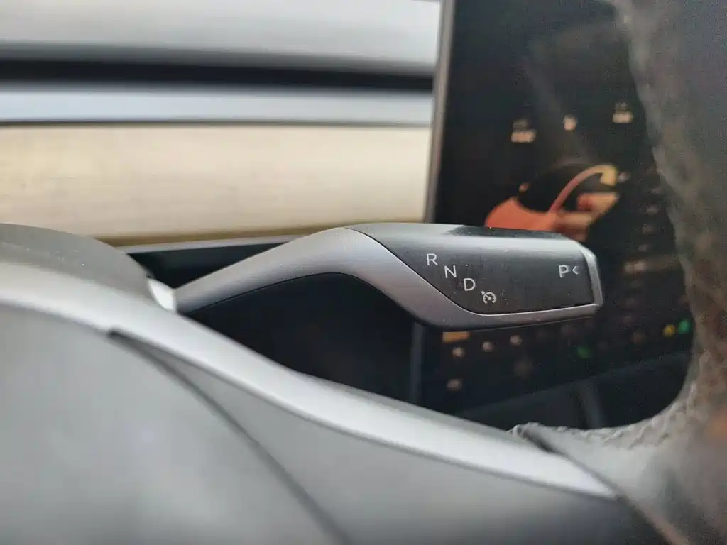 Tesla Model 3 — миниатюра 10