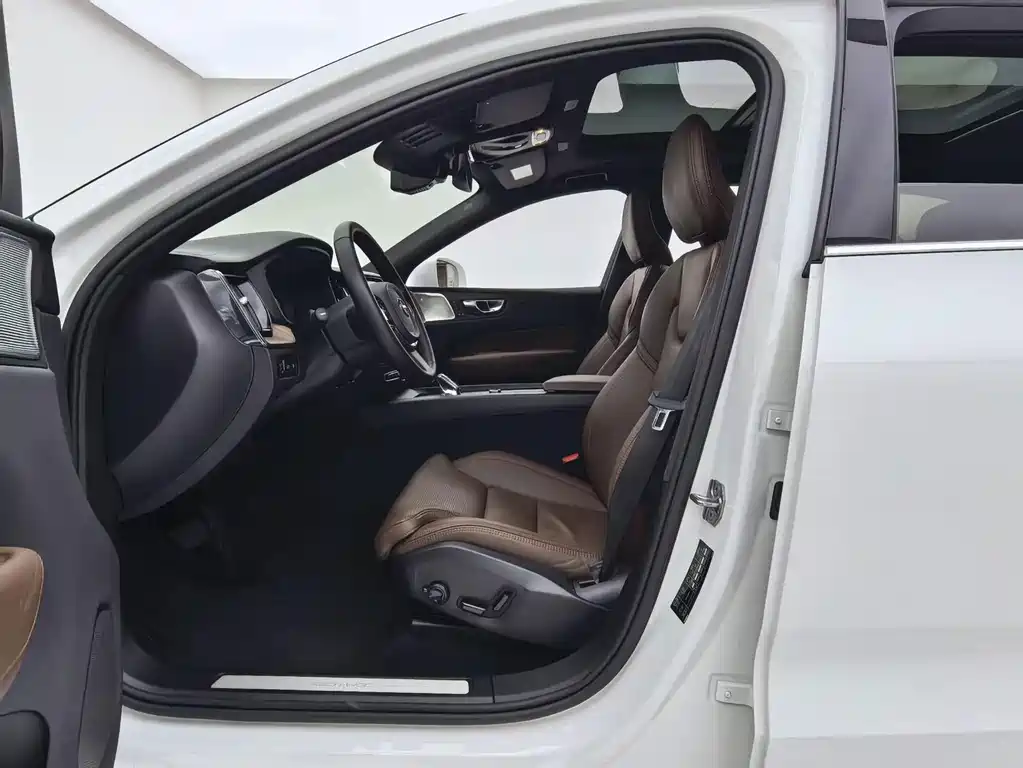 Volvo XC60 PHEV — миниатюра 19