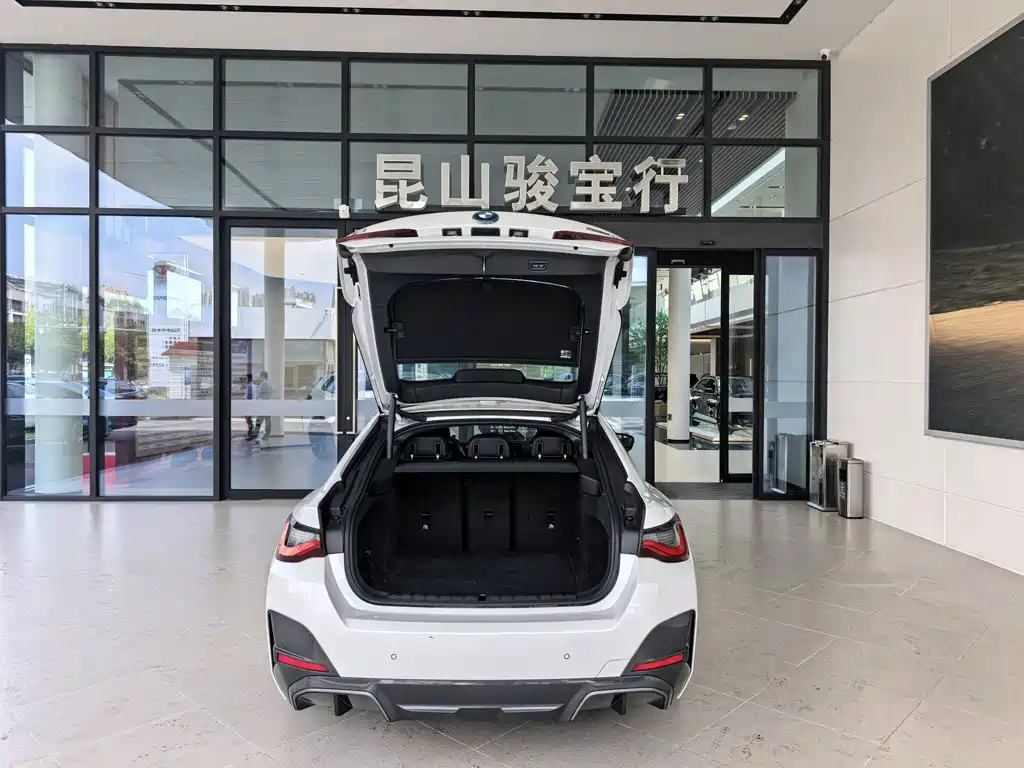 BMW i4 — миниатюра 10