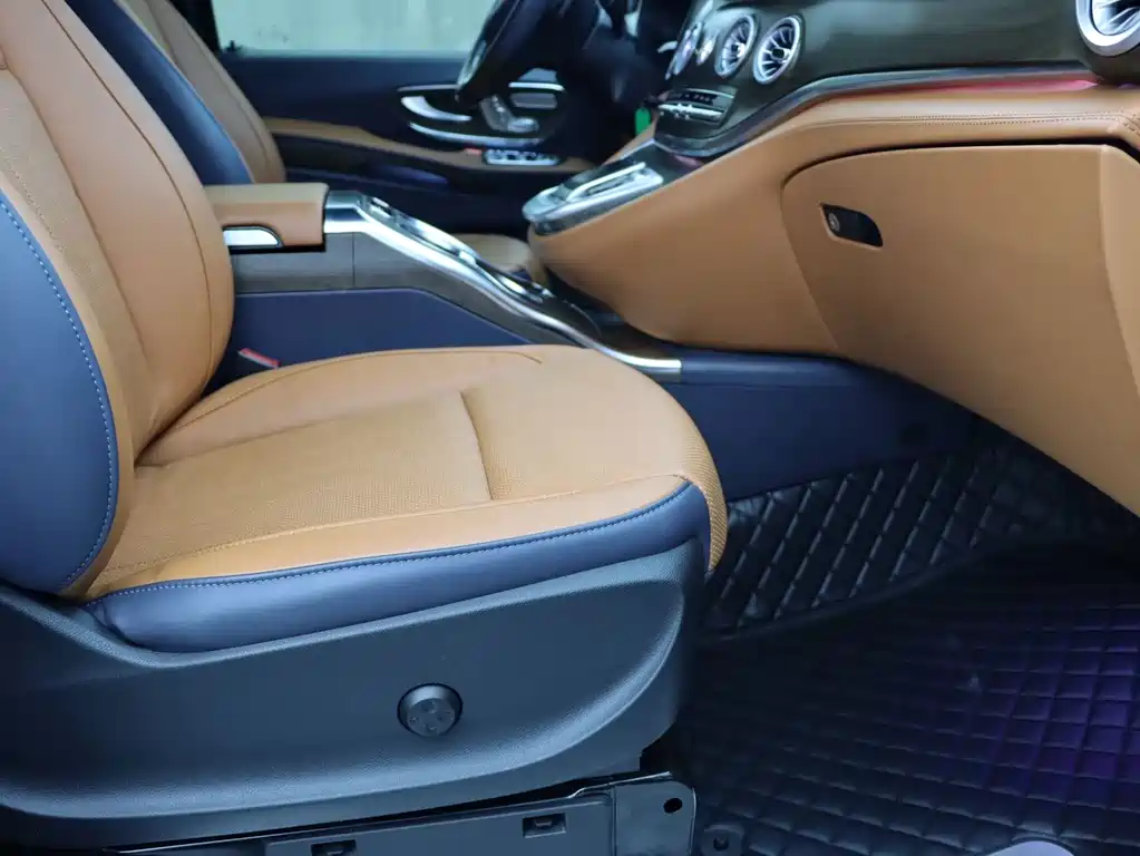 Mercedes-Benz Vito 2023 2.0T 7 мест