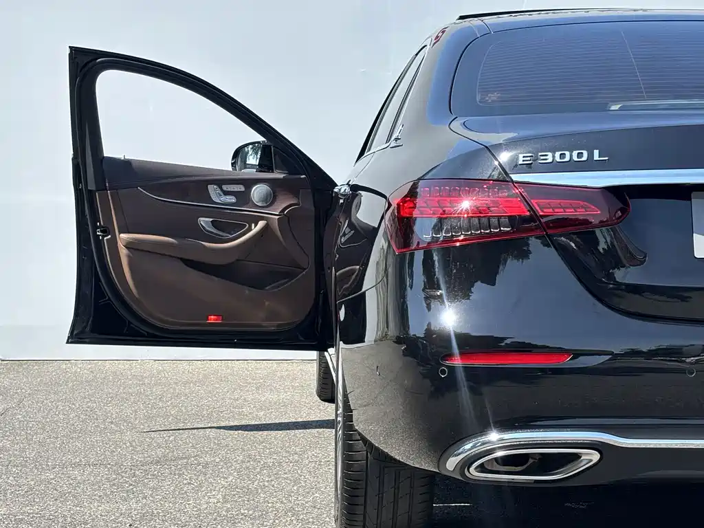 Mercedes-Benz E-Class — миниатюра 7