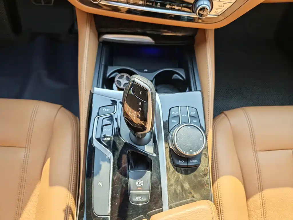BMW 5 Series — миниатюра 10