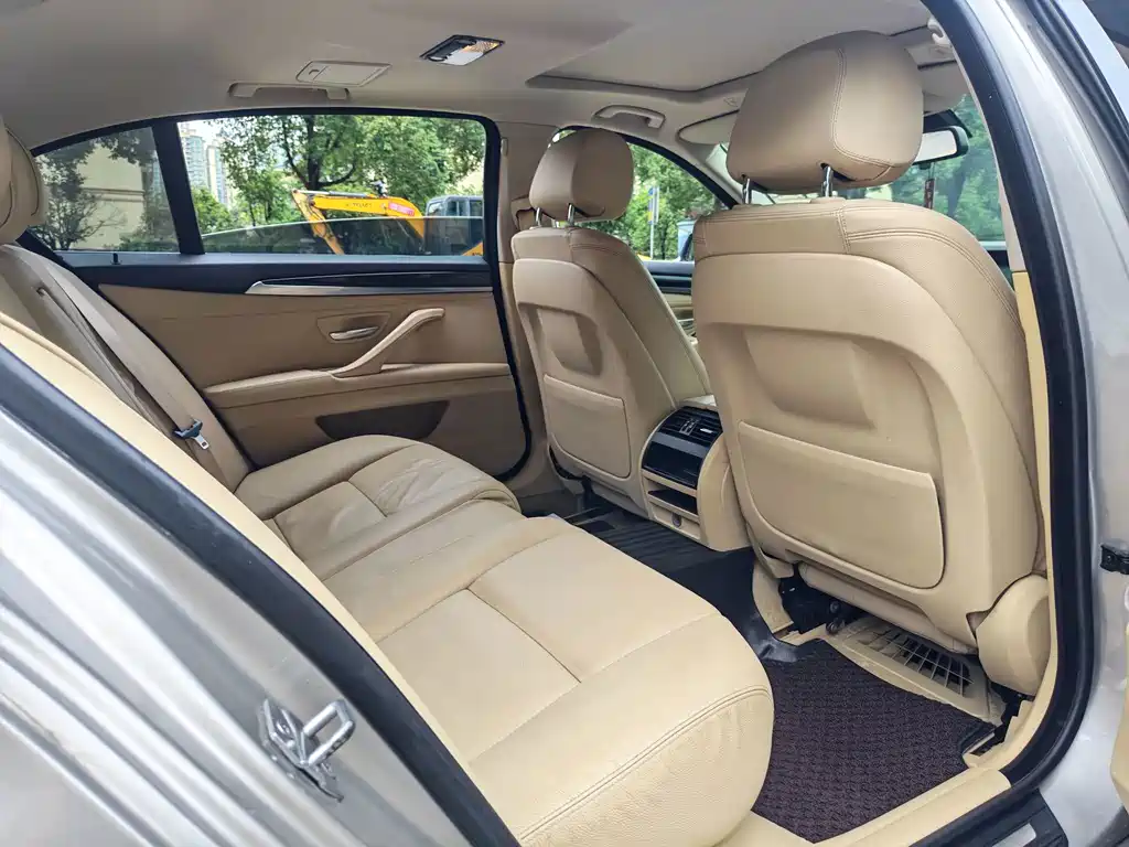 BMW 5 Series — миниатюра 12