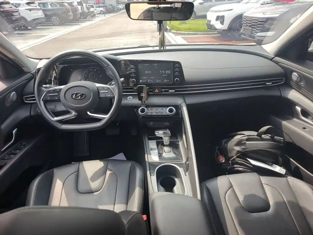 Hyundai Elantra — миниатюра 10