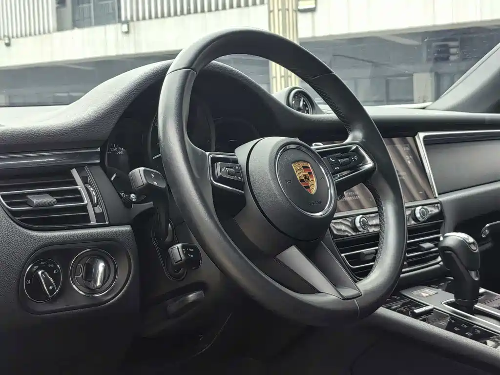 Porsche Macan — миниатюра 12