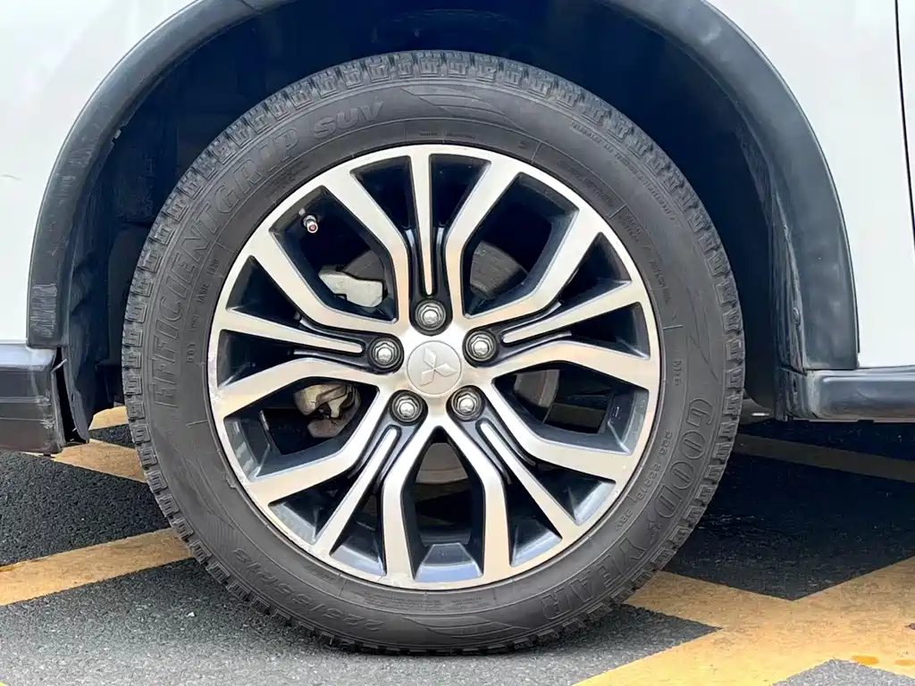 Mitsubishi Outlander — миниатюра 14