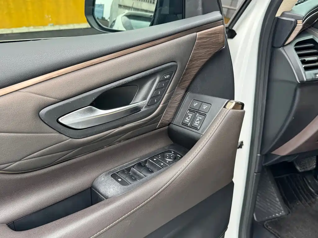 Toyota Alphard — миниатюра 9