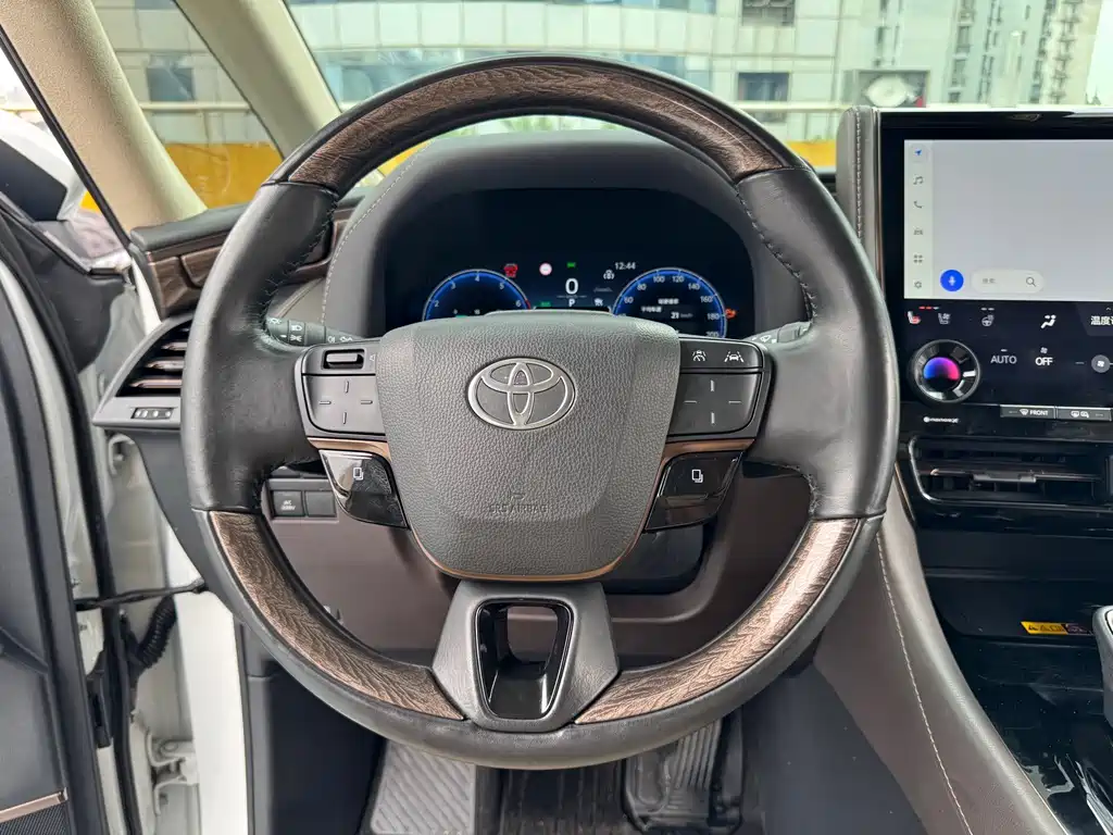 Toyota Alphard — миниатюра 17