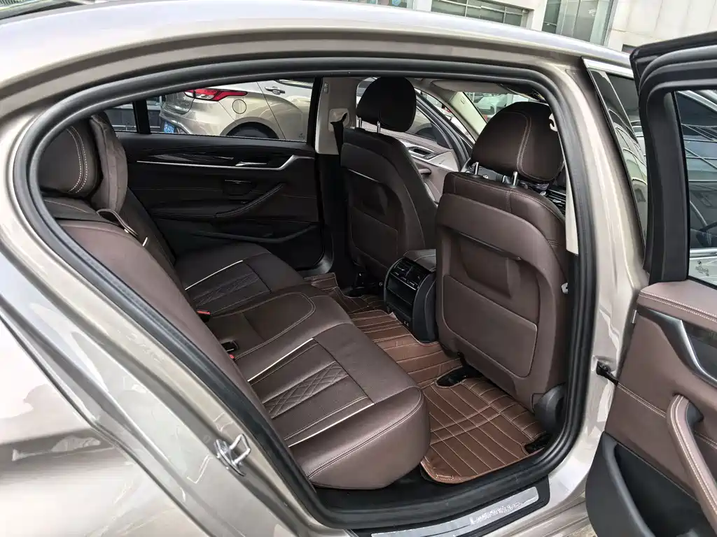 BMW 5 Series — миниатюра 8