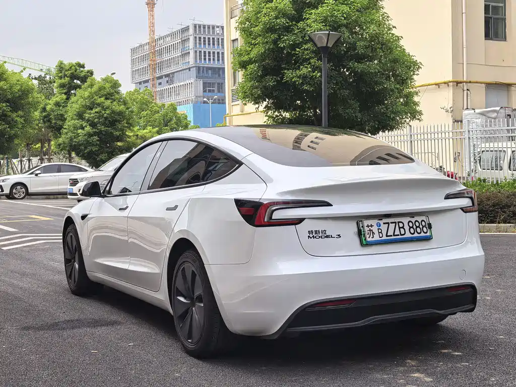 Tesla Model 3 — миниатюра 6