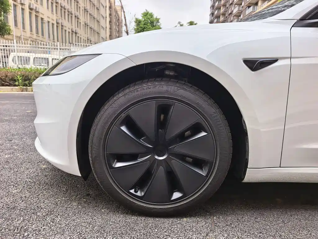 Tesla Model 3 — миниатюра 21