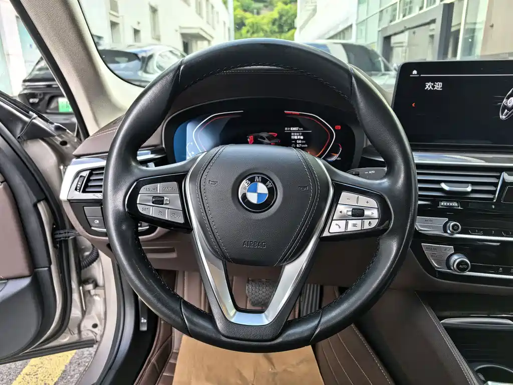 BMW 5 Series — миниатюра 9