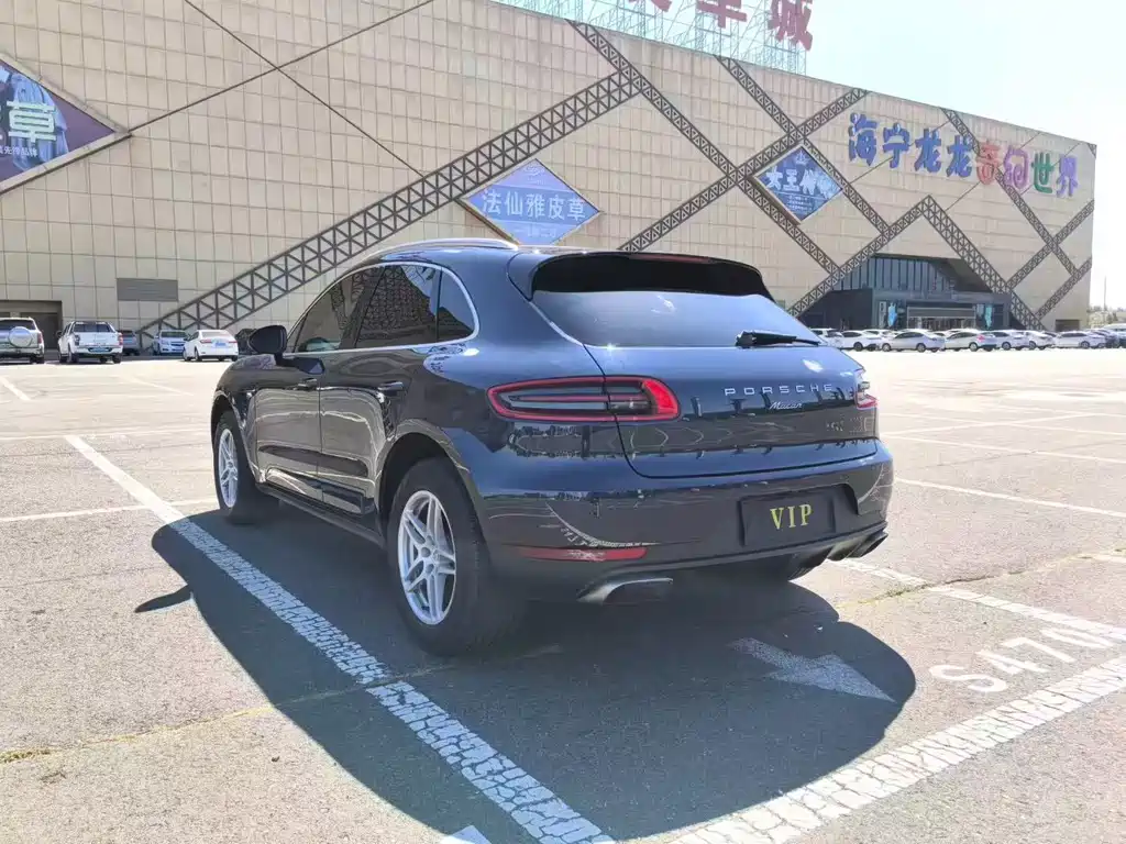 PORSCHE MACAN