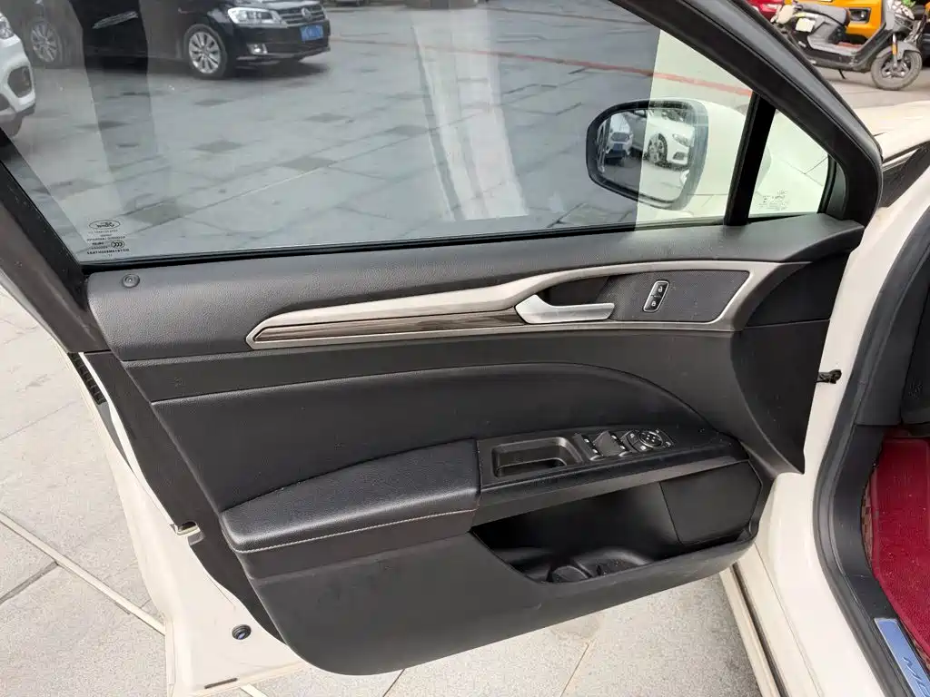 Ford Mondeo — миниатюра 6