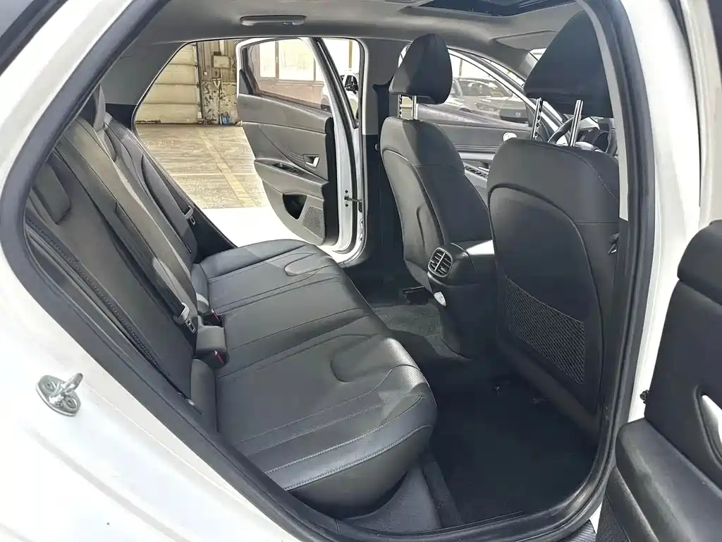 Hyundai Elantra — миниатюра 8