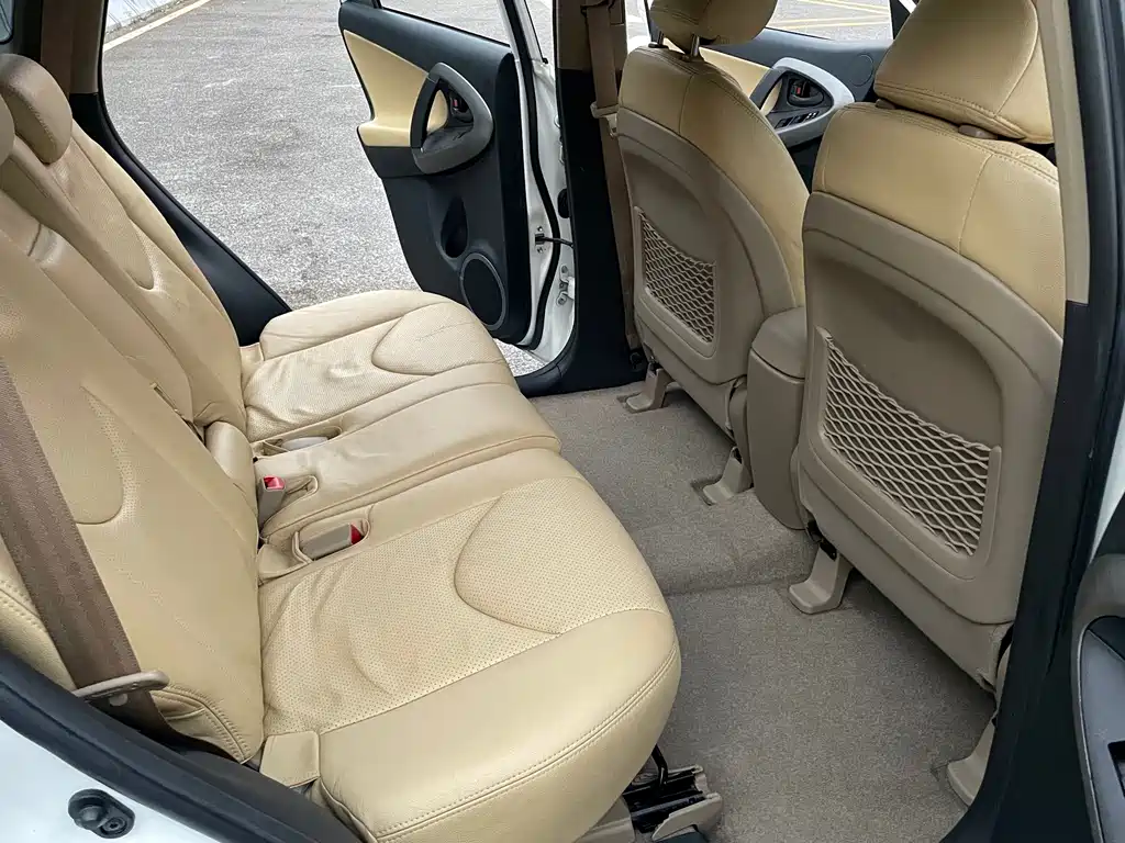 Toyota RAV4 — миниатюра 9