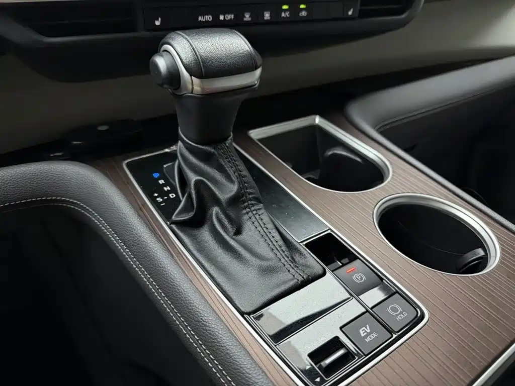 Toyota Granvia — миниатюра 20