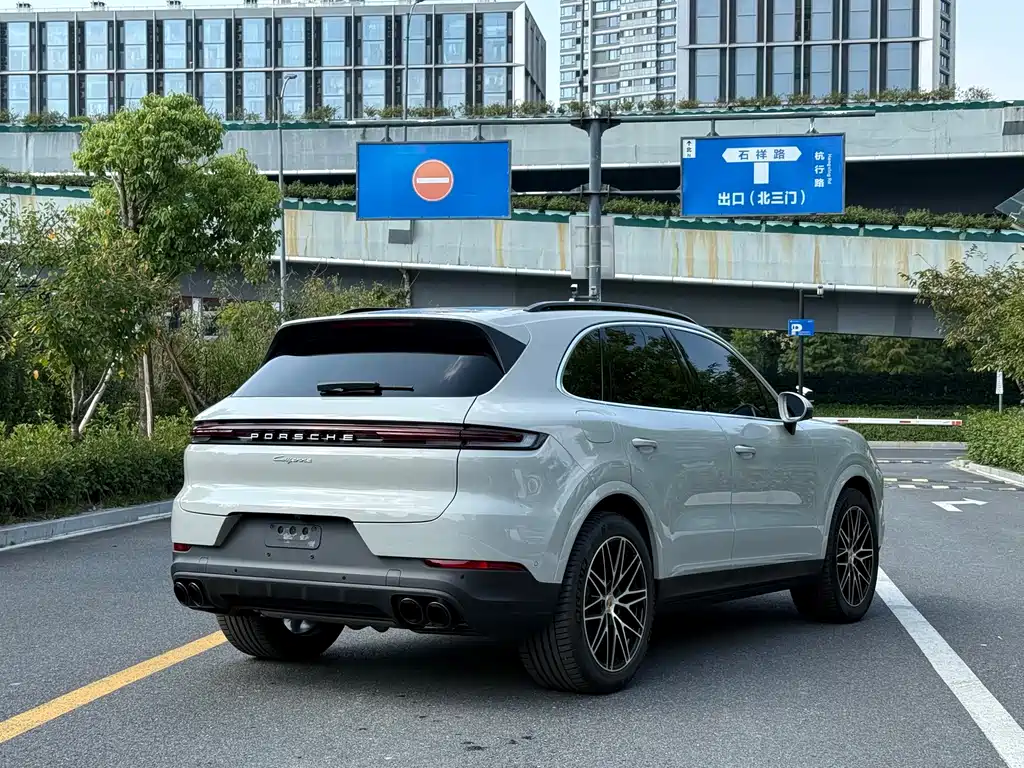 Porsche Cayenne — миниатюра 5