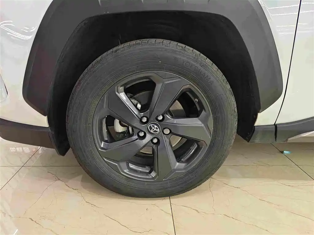 Toyota RAV4 — миниатюра 10