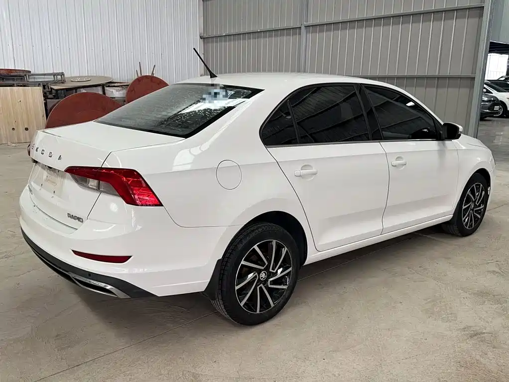 Skoda Rapid — миниатюра 12
