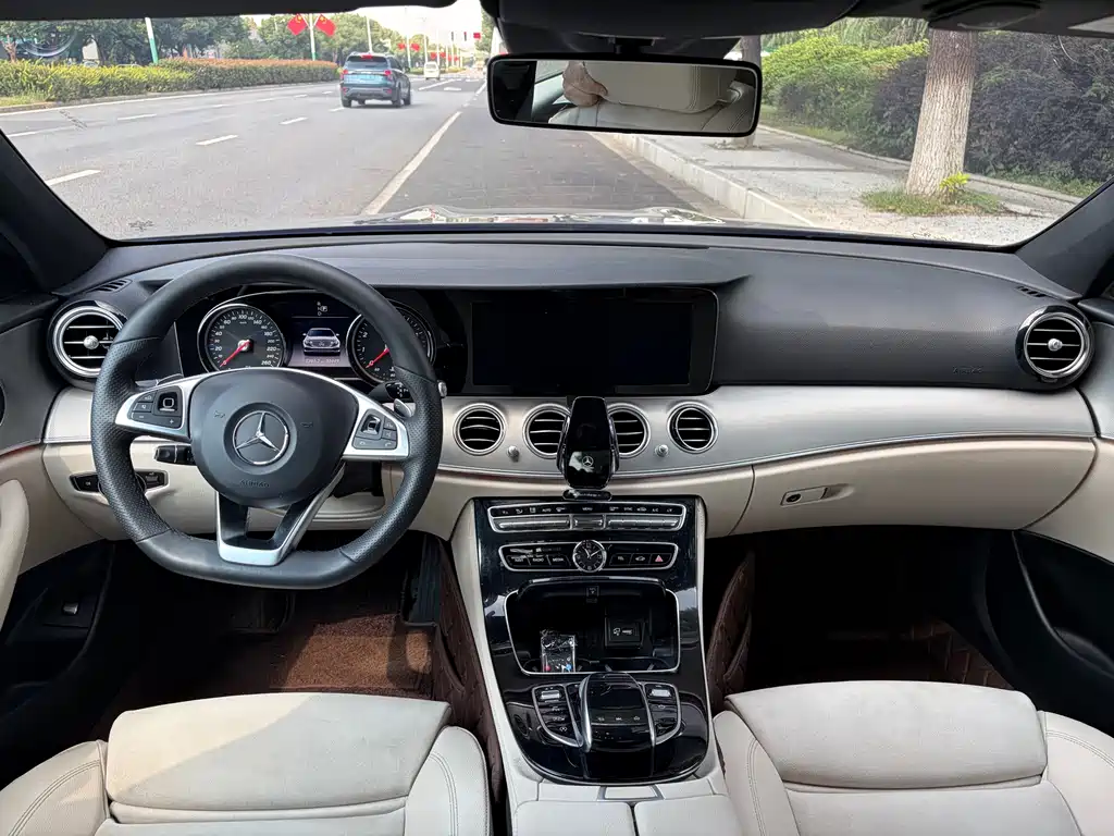 Mercedes-Benz E-Class — миниатюра 10