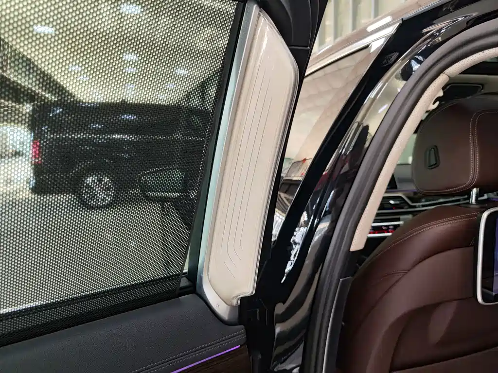 BMW 7 Series — миниатюра 27