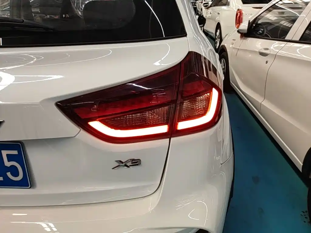Geely Vision X3 — миниатюра 8