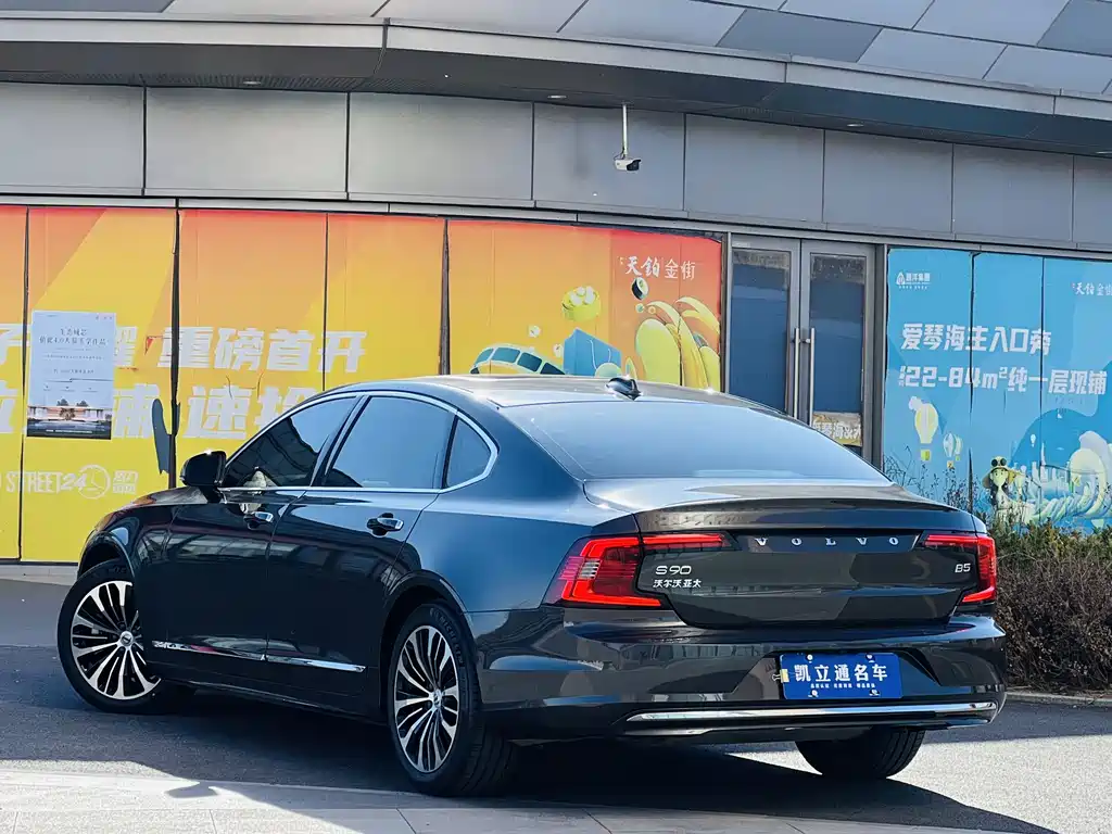 VOLVO S90