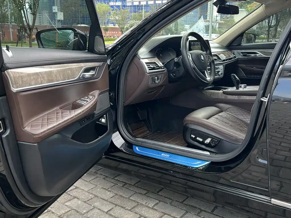 BMW 7 Series — миниатюра 4