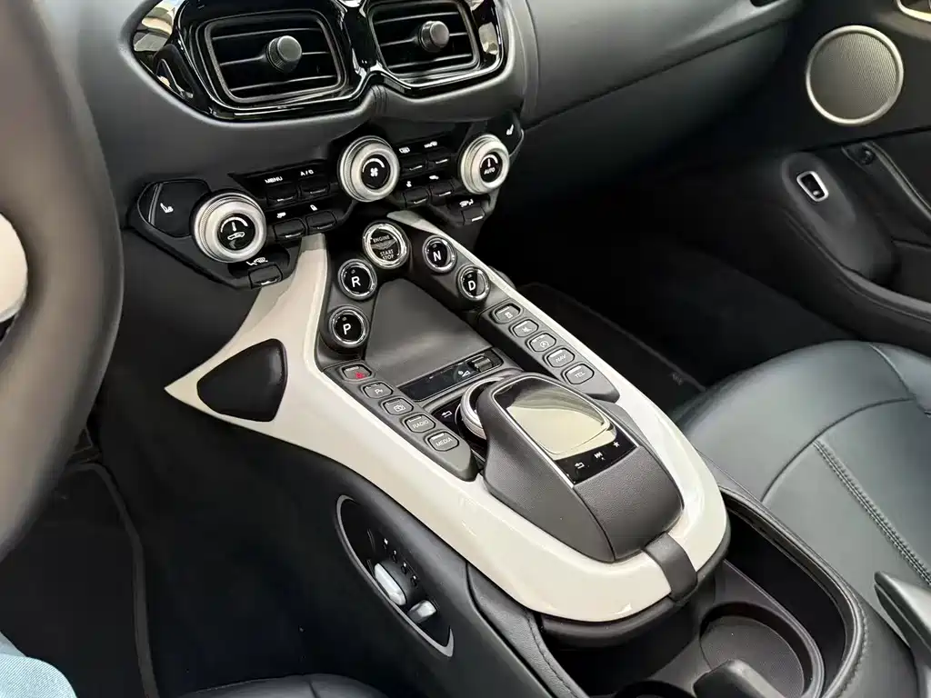 Aston Martin V8 Vantage 4.0T V8 Coupe, фото 3