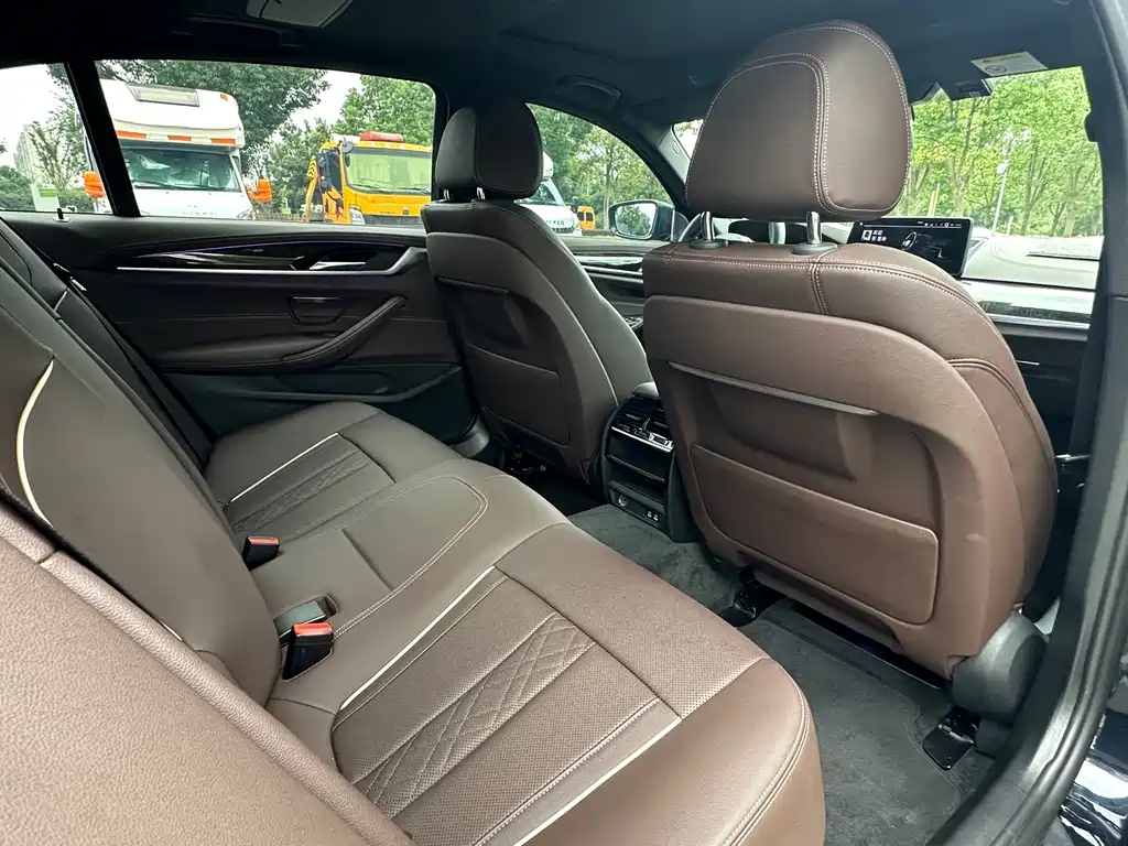 BMW 5 Series — миниатюра 17