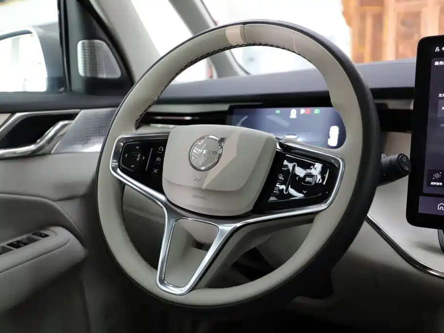 Volvo EM90 — миниатюра 11