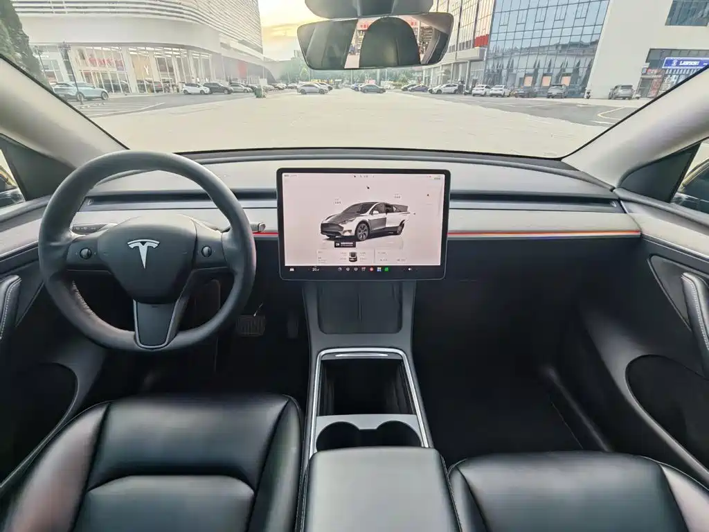 Tesla Model Y — миниатюра 9