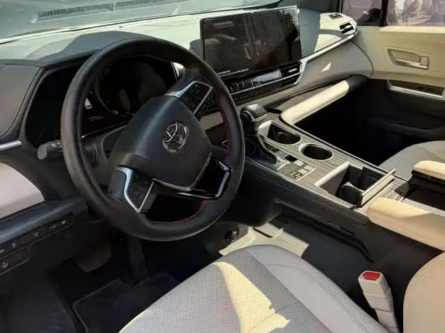 Toyota Sienna — миниатюра 3