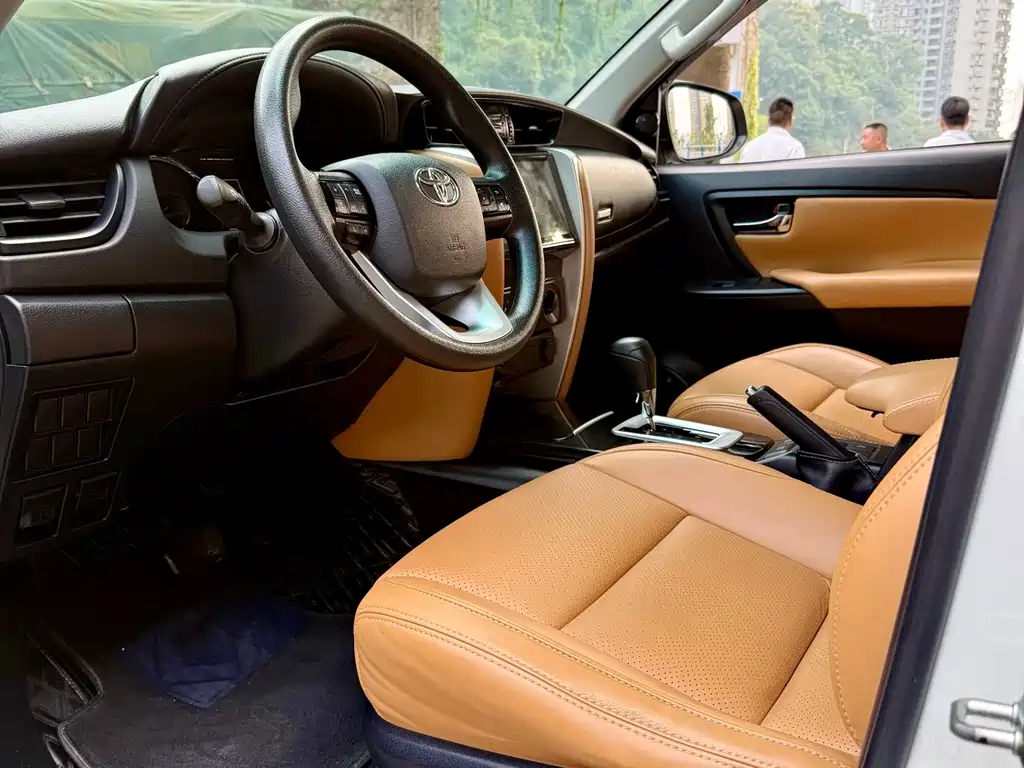 Toyota Fortuner — миниатюра 4