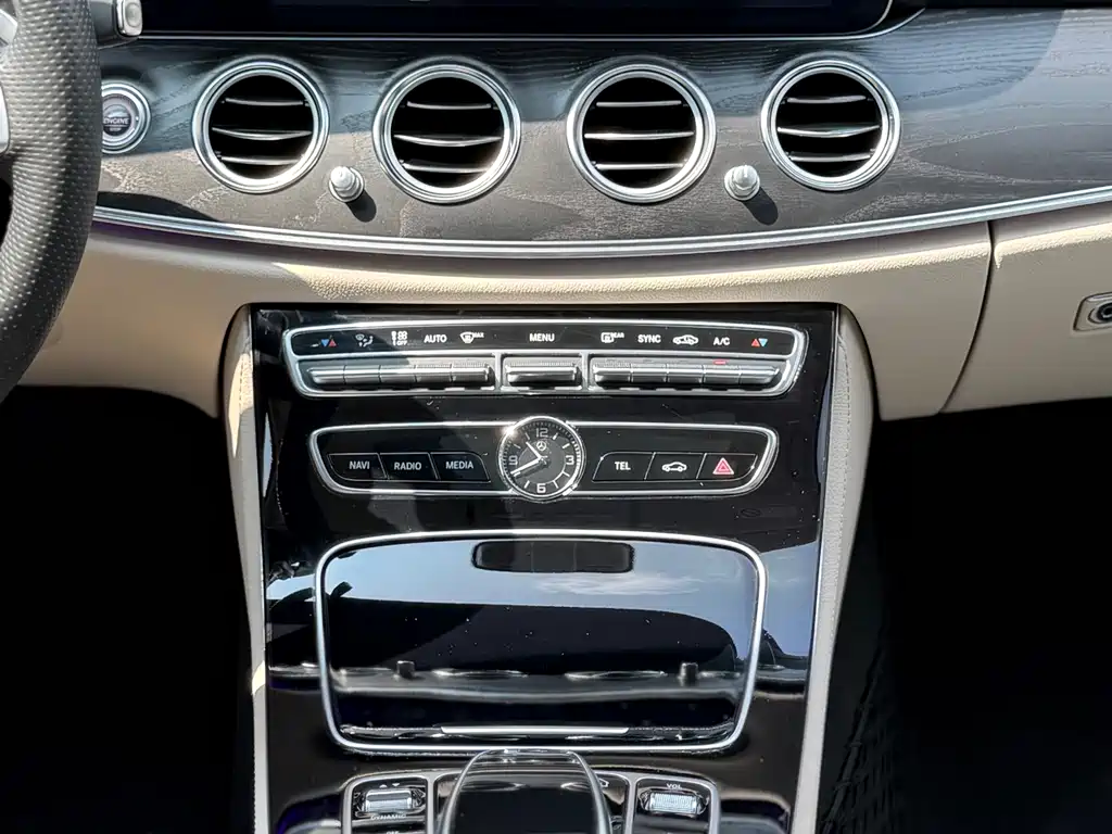 Mercedes-Benz E-Class — миниатюра 9