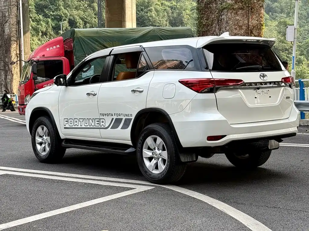 Toyota Fortuner — миниатюра 9