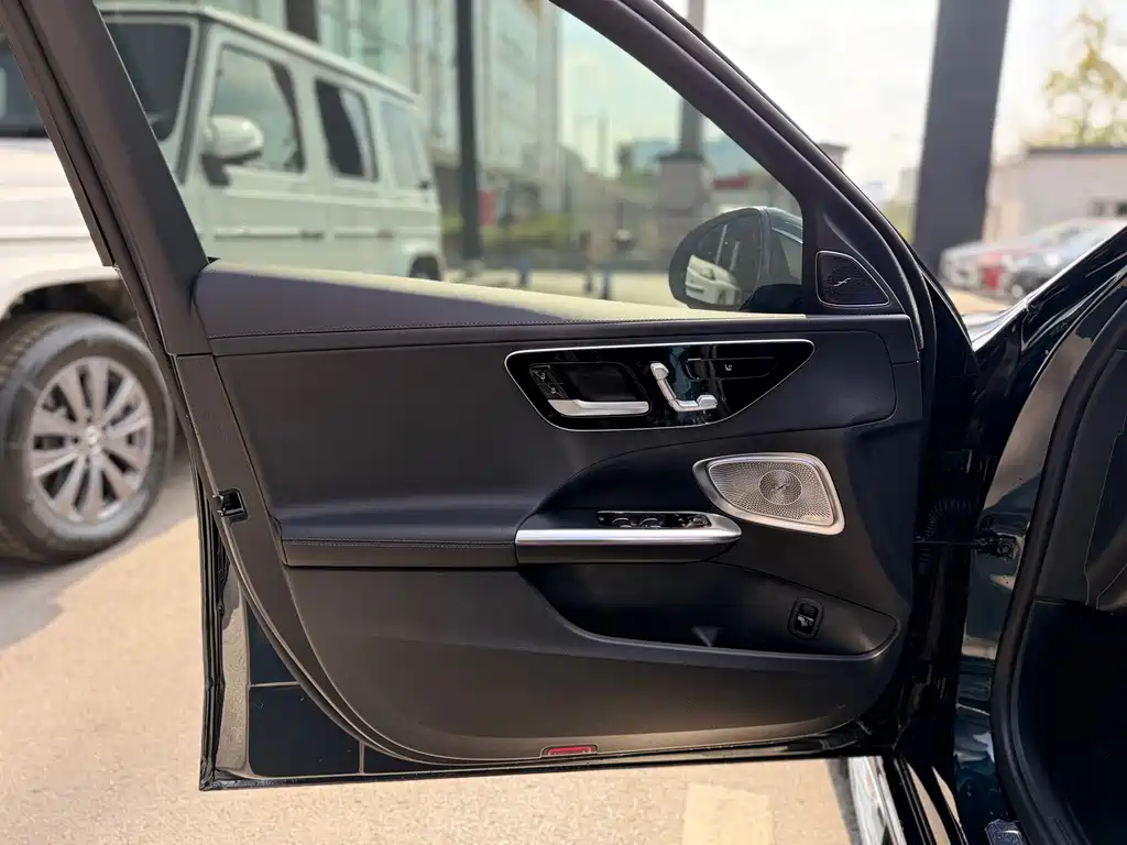 Mercedes-Benz C-Class — миниатюра 11