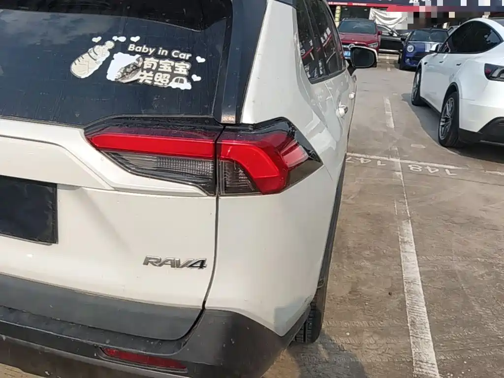 Toyota RAV4 — миниатюра 8