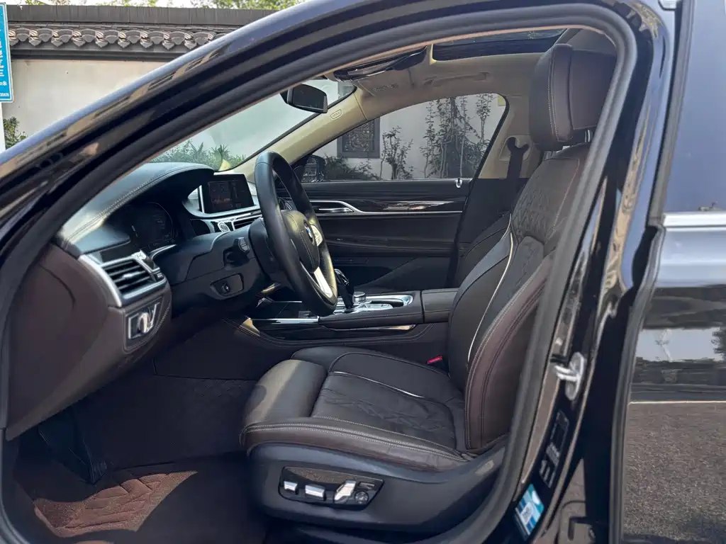 BMW 7 Series — миниатюра 11