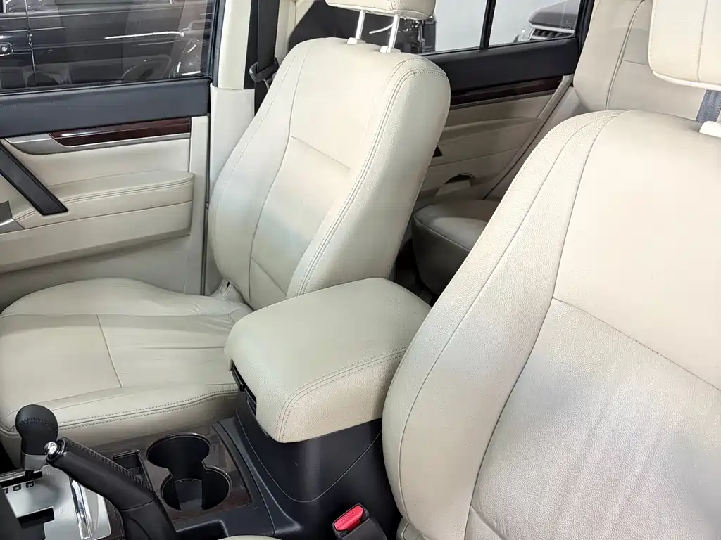 Mitsubishi Pajero (Import) — миниатюра 8
