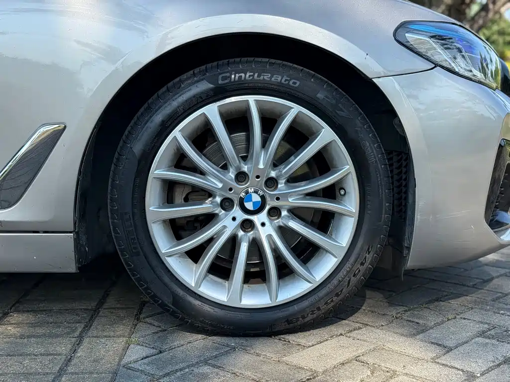 BMW 5 Series — миниатюра 6