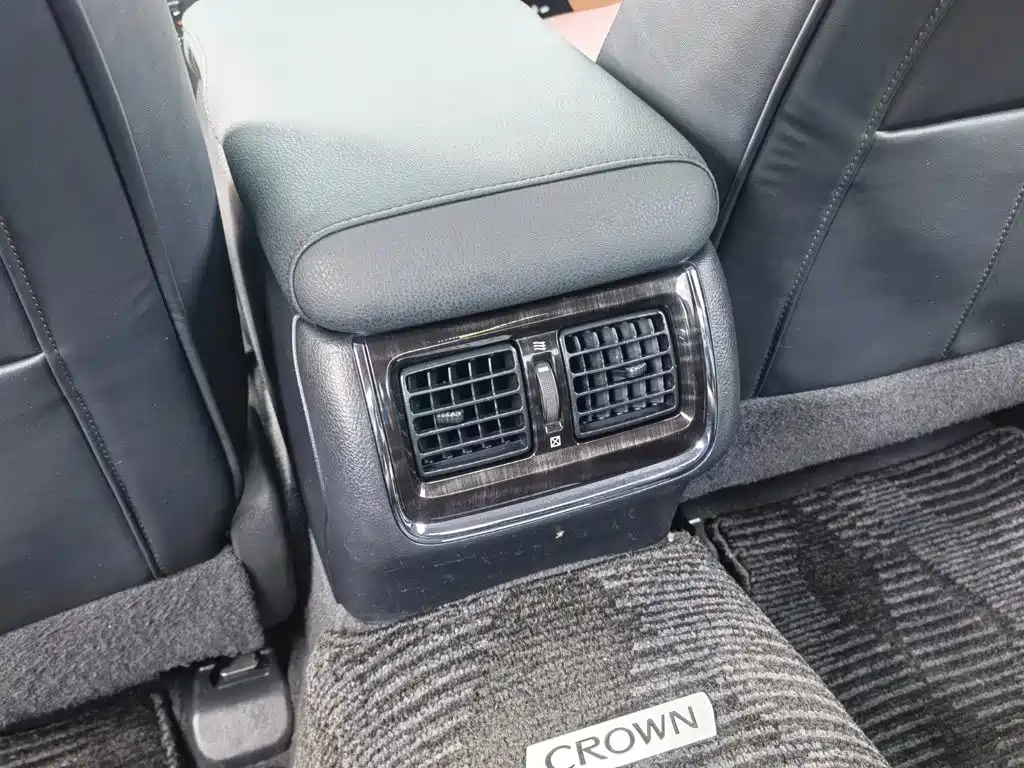 Toyota Crown — миниатюра 25