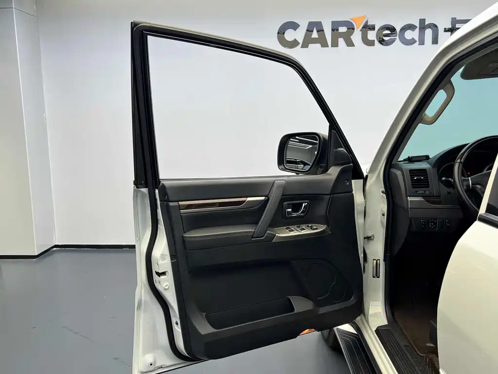 Mitsubishi Pajero (Import) — миниатюра 5